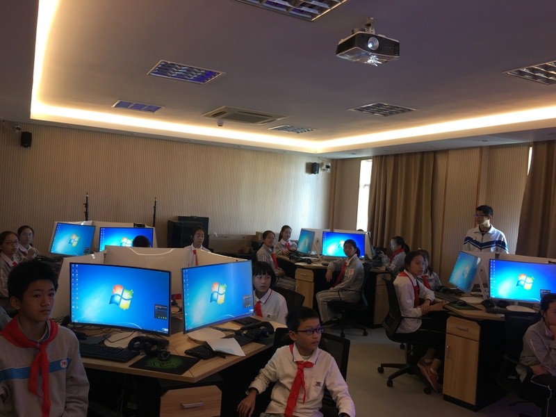 园南中学的同学们首次参观VR课堂。
