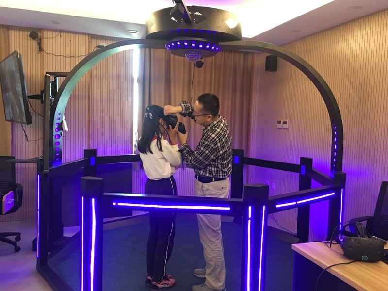 华理大学教授带领中学生们体验VR设备。